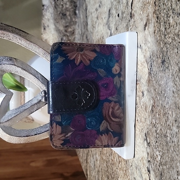 Patricia Nash Handbags - Patricia Nash EUC Leather Iberia Wallet Pervian Paint